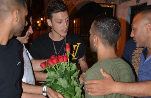 Mesut Özil etrafını saran çiçekçilere, bağırarak, tepki gösterdi.