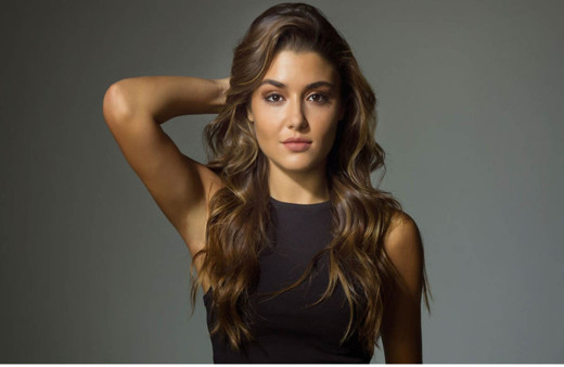 Hande Erçel derin yırtmaçlı elbisesiyle herkesi kendine hayran bıraktırdı!