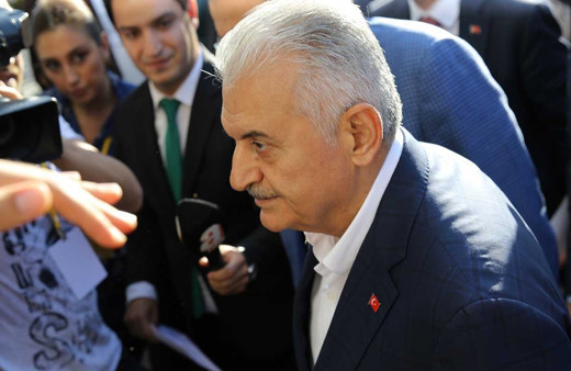 Binali Yıldırım genel merkezden çıkarken il başkanı istifa diye bağırdılar