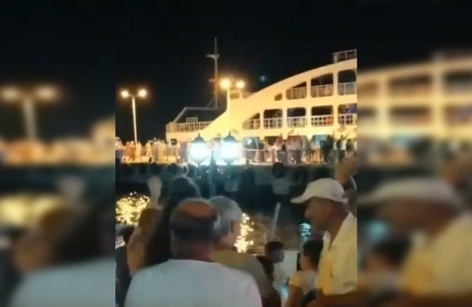 İstanbul'da oy kullanıp dönenler Avşa'da kahraman gibi karşılandı