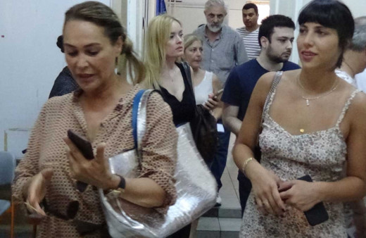 Hülya Avşar kızı Zehra Çilingirolu ile oyunu kullandı