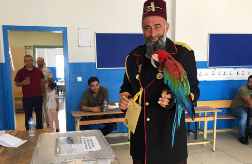 Papağanıyla oy vermeye gelen vatandaş ilgi odağı oldu