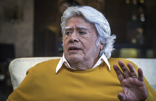 Yürümekte zorluk çekiyor! Cüneyt Arkın tekerlekli sandalyede oy kullanmaya gitti