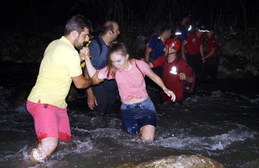 2'si kadın 4 öğretmen 5 saat mahsur kaldı