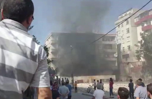 İstanbul Bağcılar'da iş yeri yangını mahalleliyi sokağa döktü