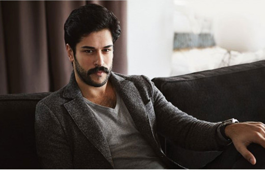 Oy verirken çekilen Burak Özçivit'in yeni imajı olay! Hayranları tanıyamadı