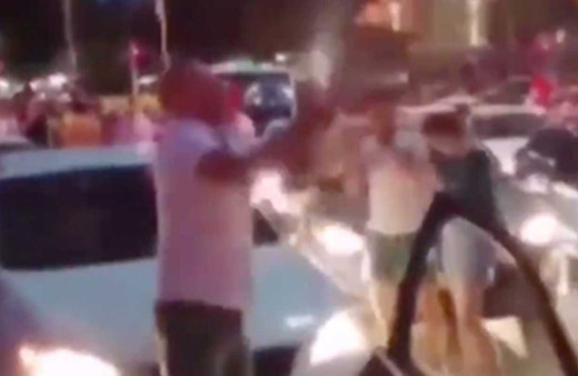 Kutlama yapan CHP'liler Maltepe Camii karşısında şampanya patlattılar!