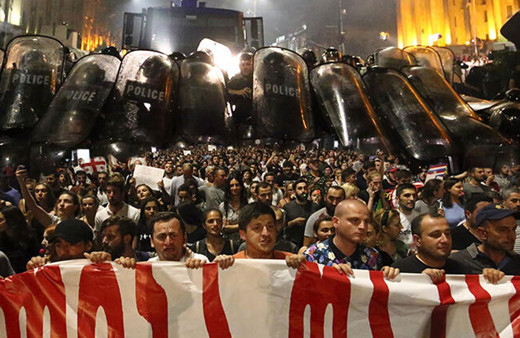 Komşu karıştı! Protestocuların taleplerinden biri kabul edildi