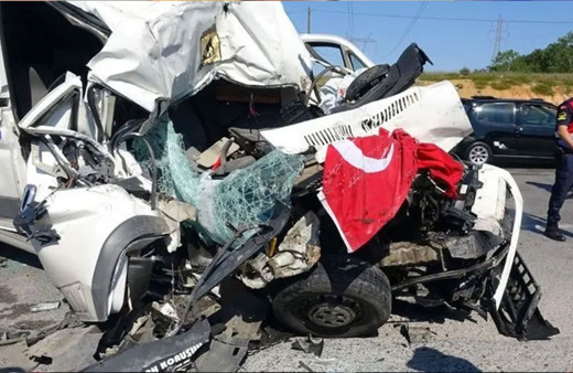 Kurnaköy'de feci kaza! Bu araçtan sağ salim çıktı