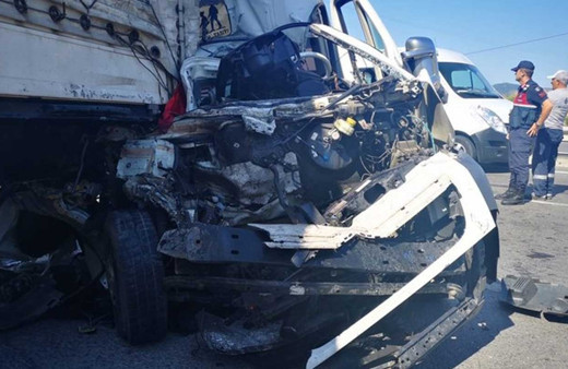 TIR'a arkadan çarpan minibüsün sürücüsü ağır yaralandı