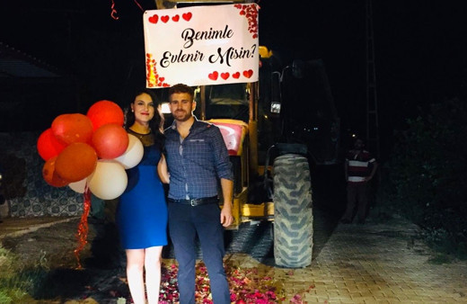 Damadın kepçeyle evlenme teklifi görenleri şaşırttı