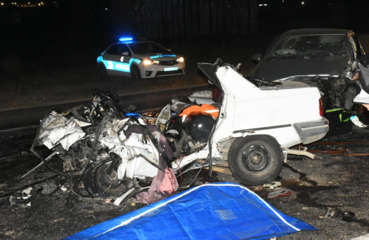 İzmir'de feci kaza 3 kişi öldü 1 kişi yaralandı