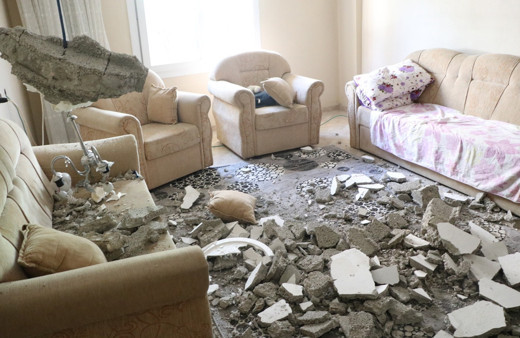 Mersin'de tek katlı evin tavanı çöktü anne ve oğul yaralandı