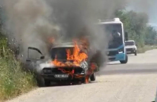 Manisa'da seyir halindeki otomobil alev alev yandı