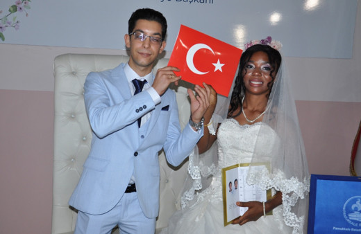 Denizlili genç babasının vasiyetini Afrikalı kızla evlenerek yerine getirdi