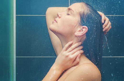 Kadınlar günde 10 bardak su içmeli, sık sık duş almalı Saat 16.00'dan sonra....