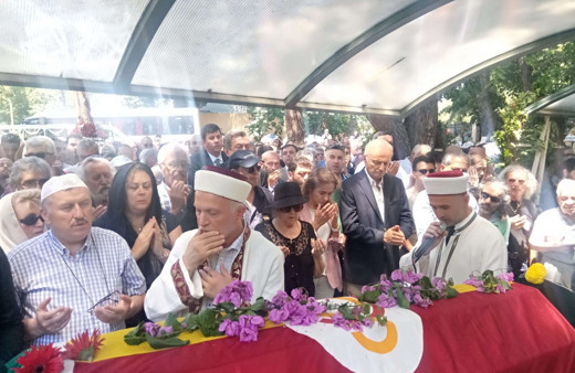 Enis Fosforoğlu'nun cenazesinde Hamdi Alkan ve eşinden skandal kare