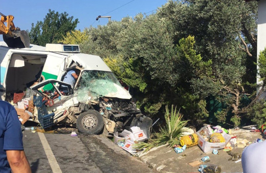 Minibüs, trafik levhasına ardından çöp konteynerine çarptı: 3 yaralı