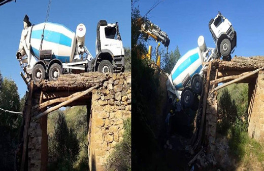 Eski köprü aniden çöktü! seyir halindeki beton mikseri asılı kaldı