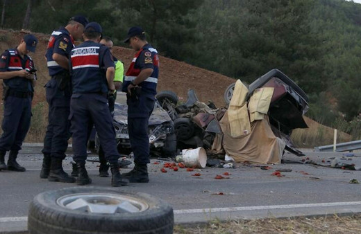 Muğla'da feci kaza: Karayolu kan gölüne döndü