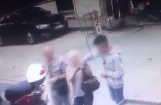 Fatih'te yaşlı turistleri hedef alan kapkaççı kamerada