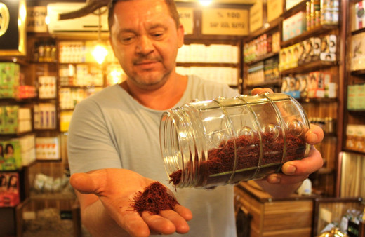 Sahtekarlar yalancı safranı boyayıp 40 bin liraya satıyor