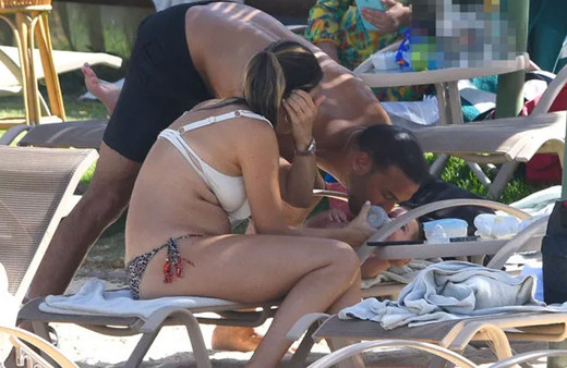 Cenk Tosun öpmelere doyamadı