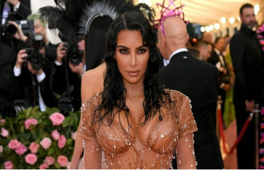 Sade bikiniden sonra cesur mayokinisiyle Kim Kardashian dikkatleri üzerine çekti!