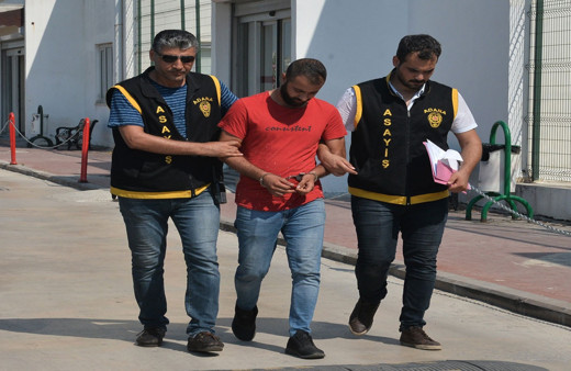 Kaldırımda oturan kadının cep telefonunu çaldı