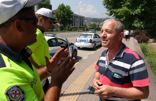 Yayalar ile polisler arasında güldüren diyaloglar!