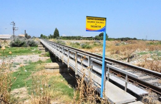 Trenin geldiğini görünce yaşlı adam köprüden atladı