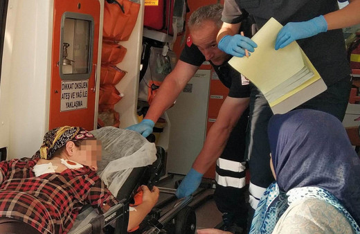 Samsun'da bir kadın sırtına saplanan bıçakla hastaneye kaldırıldı