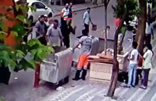 Hurdacı, tartıştığı temizlik işçisine baltayla saldırdı! O anlar kamerada