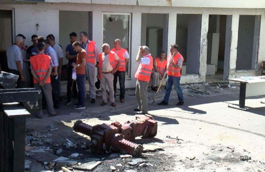 Yağmalanan UZEL fabrikasında sopalı nöbet