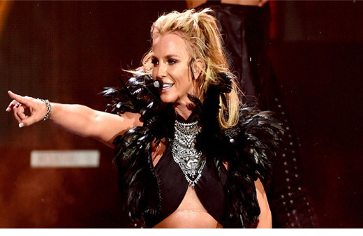 Kariyerinin bittiği iddia edilen Britney Spears'tan sahilde parende şov!