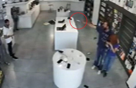 Kadın çalışanı rehin alıp mağazayı soymaya kalktı