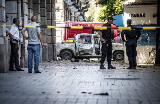 Tunus'un başkentinde polis aracını intihar saldırısı