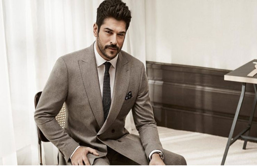 Yeni imajıyla çok konuşulan Burak Özçivit Romanya'yı birbirine kattı! İzdiham yaşandı