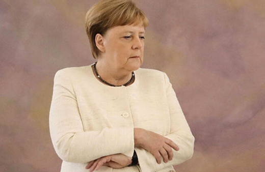 Merkel'e ne oluyor? Yine kameralar karşısında tir tir titredi!