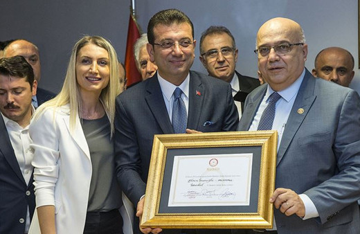 Ekrem İmamoğlu mazbatasını alıp İstanbul Valisi Yerlikaya'dan görevi devraldı