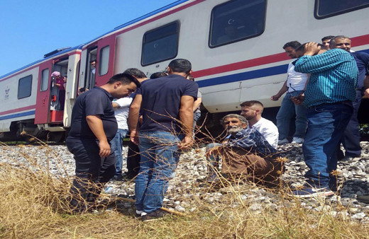Manisa'da raylardaki koyununu almak isteyen çobana tren çarptı