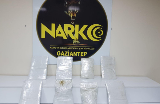 Gaziantep'te minibüs tabanında 8 kilo esrar ele geçirildi