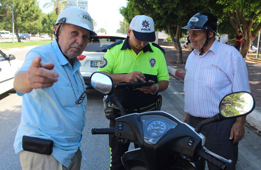 Ceza yiyen yaşlı adam arkadaşını çağırdı ama o da ceza yedi