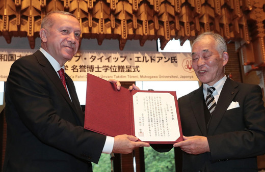 Japonya'da Cumhurbaşkanı Erdoğan'a fahri doktora verildi