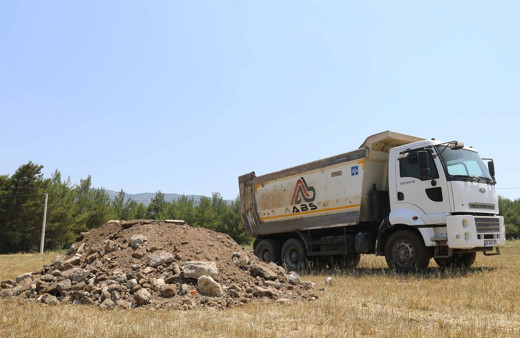 Kaçak moloz döken kamyoncular belediye başkanına yakalandı