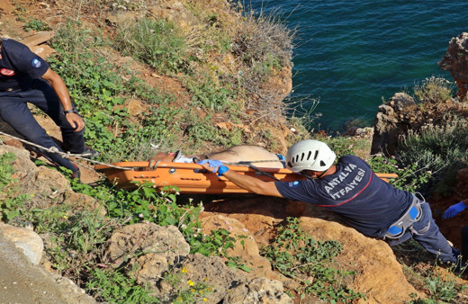 Antalya'da falezlere düşen adamı kurtarmak için ekipler seferber oldu