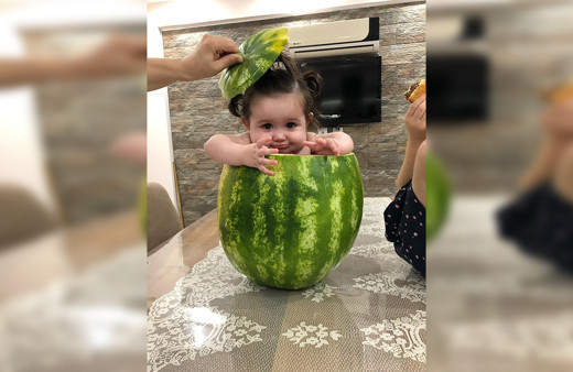 Aydın'da bir baba 7 aylık bebeğini karpuzda serinletti