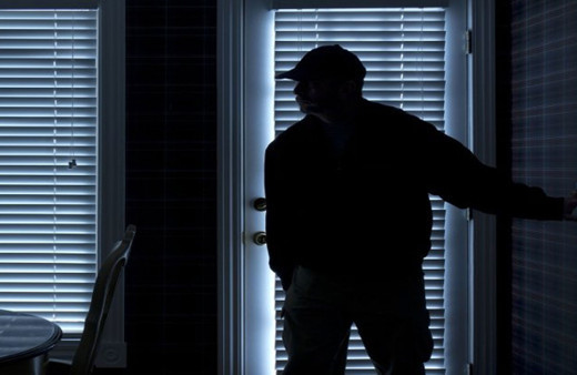 Markete giren hırsızlar para yerine çikolata çalarak kaçtılar