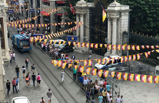 İstiklal Caddesi'ndeki başvuru kuyruğu görenleri şaşkına çevirdi