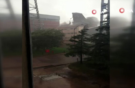 Ankara'da fırtına çatıyı böyle uçurdu